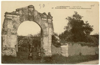 Beaumontel. Ancienne Porte Monumentale.