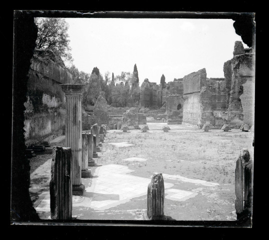 Ruines et vestiges d'un temple.