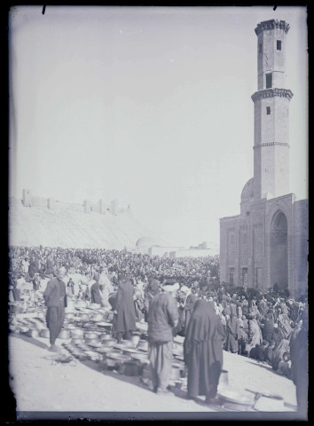 Marchands d'ustensiles de cuisine et chalands devant la mosquée de Turush à Alep (Syrie).