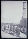 Marchands d'ustensiles de cuisine et chalands devant la mosquée de Turush à Alep (Syrie).