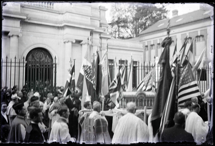 Procession en l'honneur de la béatification de Sainte-Thérèse de Lisieux à Lisieux (Calvados).
