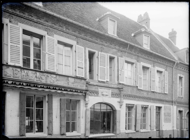 Façades dans une rue commerçante de Eu (Seine-Maritime).