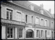Façades dans une rue commerçante de Eu (Seine-Maritime).