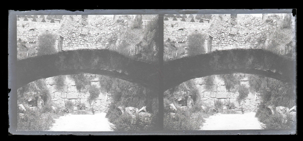 Façade d'un édifice en ruines.