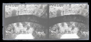 Façade d'un édifice en ruines.