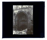 Fontaine sous arcades.