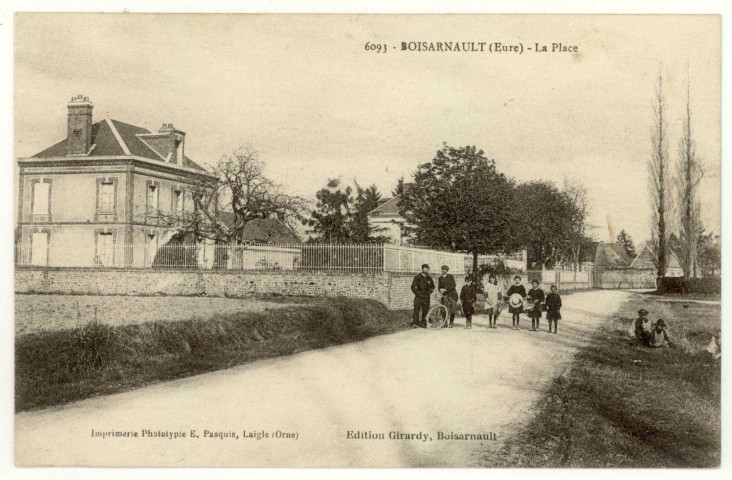 Bois-Arnault. La Place.