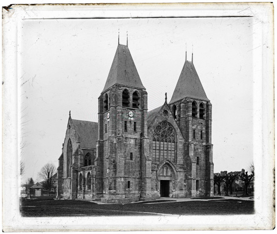 Vue générale de la Collégiale Notre-Dame d'Écouis (Eure).