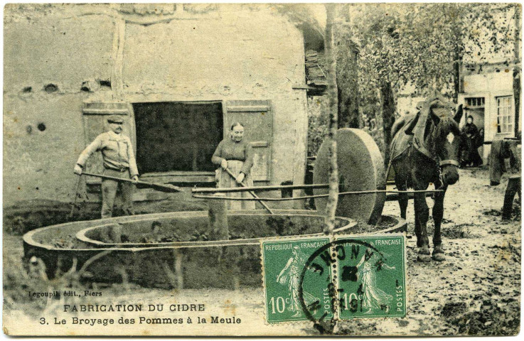 Divers. Fabrication du Cidre. - Le Broyage des Pommes à la Meule.