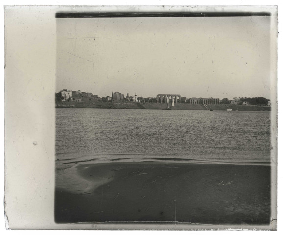 Vue générale du temple de Louxor (Égypte) et des berges du Nil.