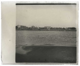 Vue générale du temple de Louxor (Égypte) et des berges du Nil.