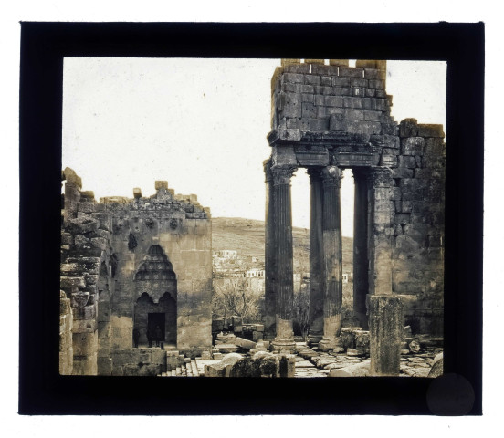 Ruines et vestiges d'un temple.