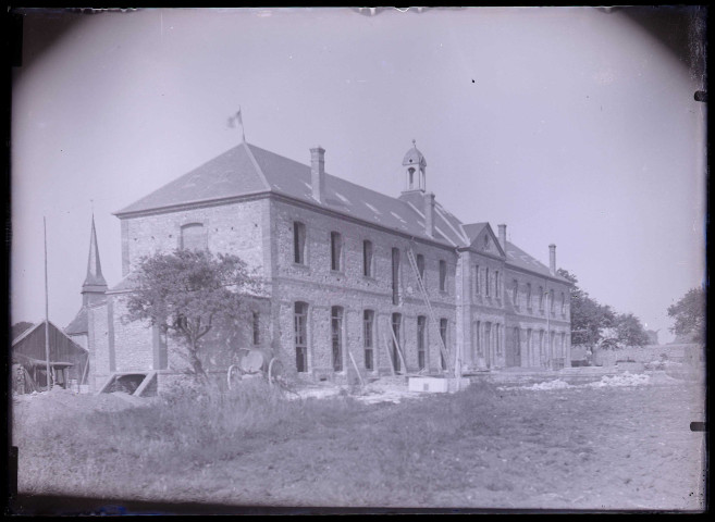 Façade en construction du bâtiment Saint-Maurice et clocher de la chapelle mortuaire d'Orgeville (Eure)