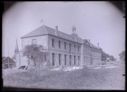 Façade en construction du bâtiment Saint-Maurice et clocher de la chapelle mortuaire d'Orgeville (Eure)