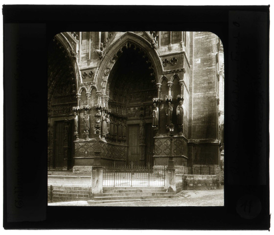 Cathédrale Notre-Dame d'Amiens (Somme), façade ouest, porte droite.