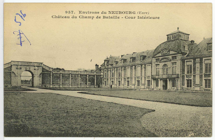 Sainte-Opportune-du-Bosc. Château du Champ de Bataille - Cour Intérieure.