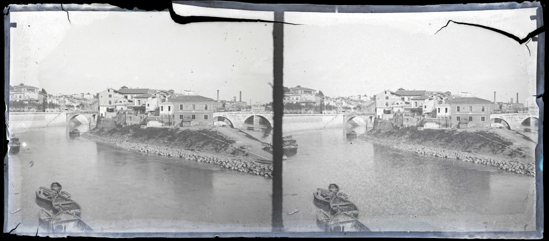 Village sur le bord d'une rivière, probablement en Italie.