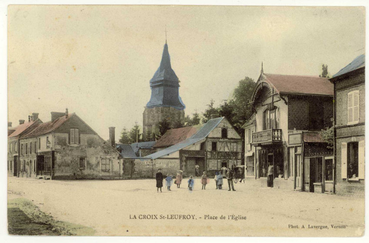 Croix-Saint-Leufroy (La). Place de l'Eglise.