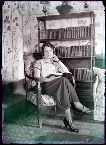 Portrait d'une femme livre à la main.