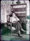 Portrait d'une femme livre à la main.