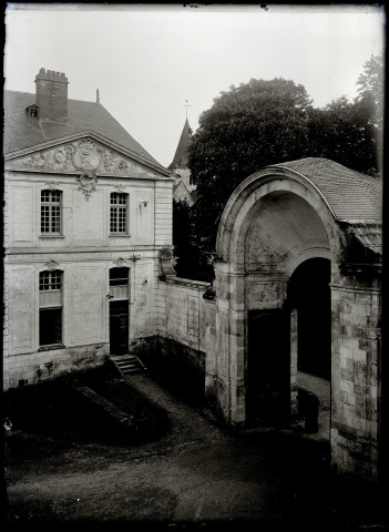 Revers du grand portail et bâtiment de l'abbaye Notre-Dame de Fontenelle de Saint-Wandrille-Rançon (Seine-Maritime).