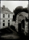 Revers du grand portail et bâtiment de l'abbaye Notre-Dame de Fontenelle de Saint-Wandrille-Rançon (Seine-Maritime).