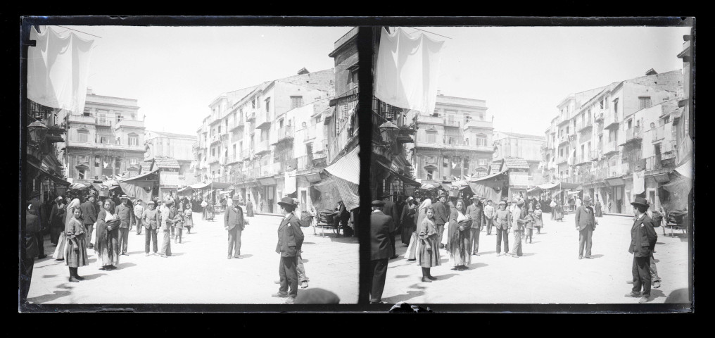 Rue animée d'une ville.