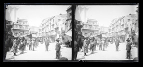 Rue animée d'une ville.