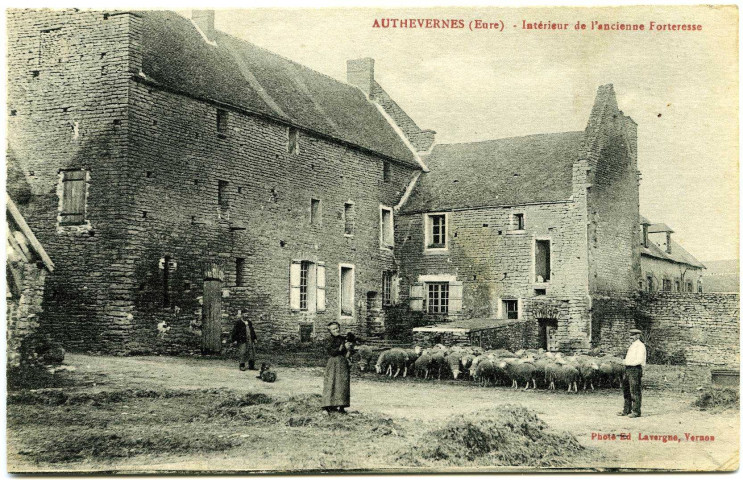 Authevernes. Intérieur de l'ancienne Forteresse.