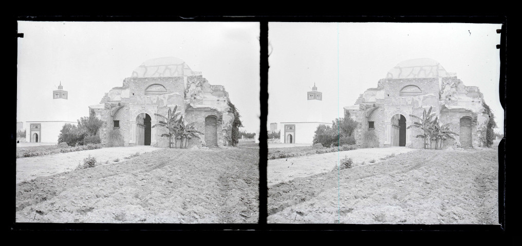 Ruines et vestiges d'un mausolée.