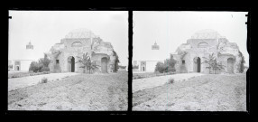 Ruines et vestiges d'un mausolée.