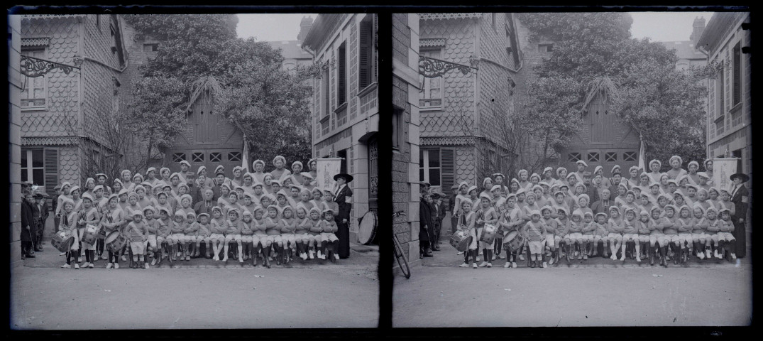 Le chanoine Le Fournier entouré de militaire français et d'un groupe de jeunes enfants (probablement une harmonie Jeanne d'Arc).