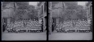 Le chanoine Le Fournier entouré de militaire français et d'un groupe de jeunes enfants (probablement une harmonie Jeanne d'Arc).
