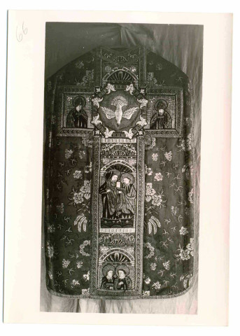 Une chasuble dans l'église de Bézu-la-Forêt (Eure, France)