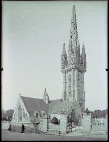Église bretonne et son cimetière.