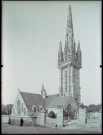 Église bretonne et son cimetière.