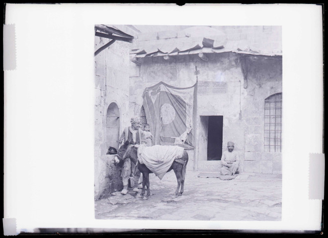 Homme et son âne à la fontaine d'Ourfa (Turquie).