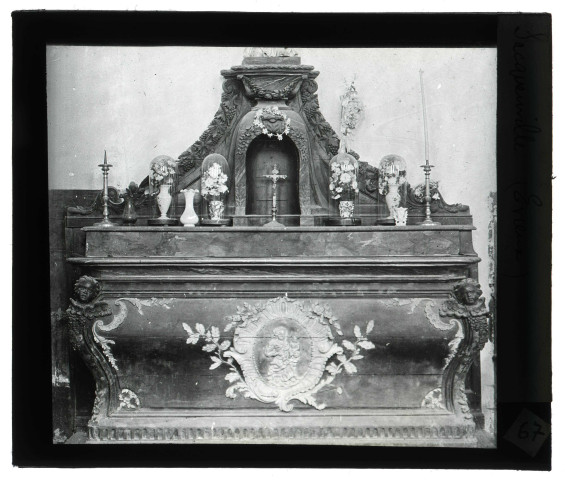 Église de Sacquenville (Eure), autel, tombeau avec tabernacle.
