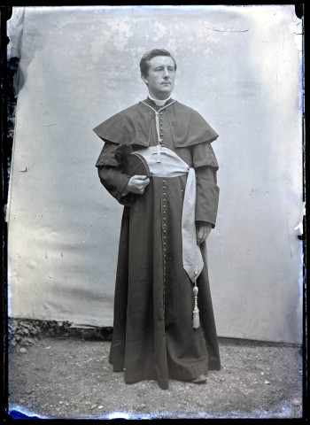L'abbé Bretocq en habit sacerdotal.
