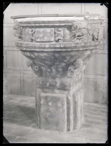 Église de Gournay-le-Guérin (Eure), fonts baptismaux.