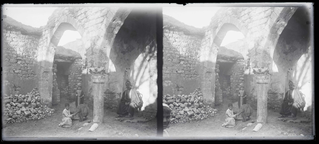 Homme et enfants dans les ruines d'une mosquée palestinienne.