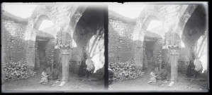 Homme et enfants dans les ruines d'une mosquée palestinienne.