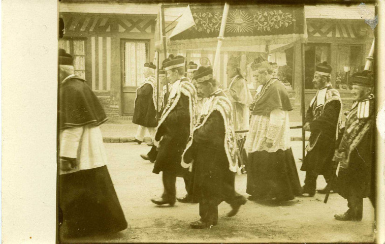 Divers. [Défilé de charitons].