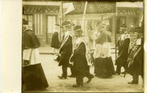 Divers. [Défilé de charitons].