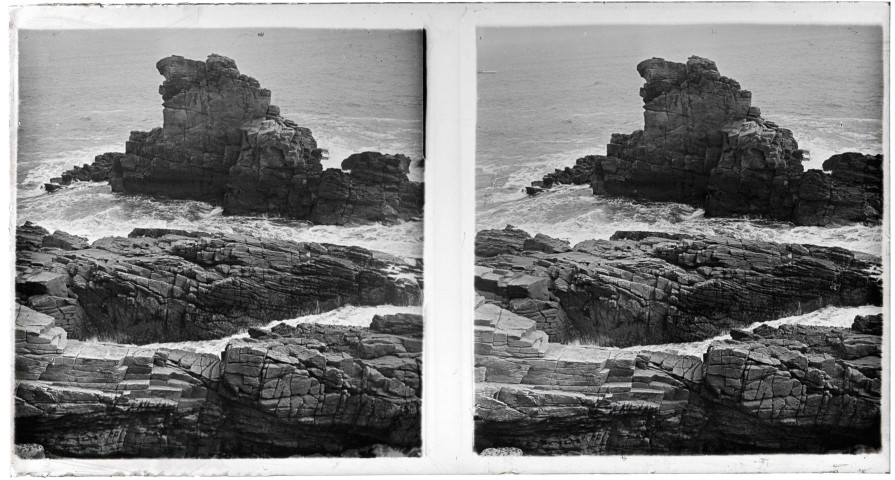 Vagues sur les rochers de la côte bretonne.