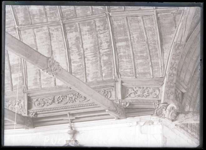 Gargouilles sculptées dans les boiseries des voûtes de l'église de Puchay (Eure).