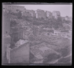 Petits potagers sur les contreforts d'un village méditerranéen.