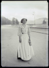 Jeune femme avec sa gourde d'eau bénite sur une route de Lourdes (Hautes-Pyrénées).