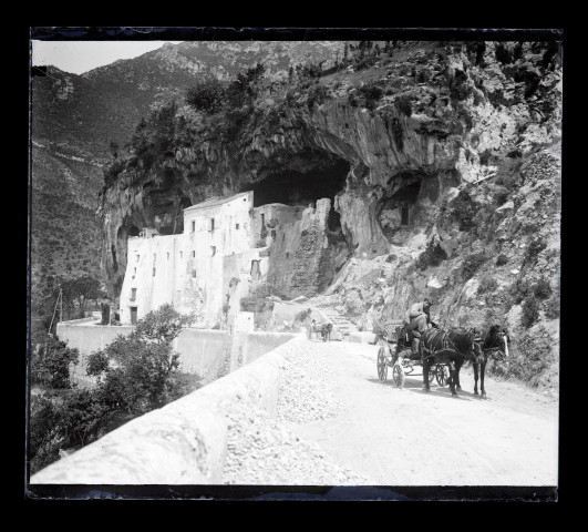 Maisons adossées à la montagne en Sicile (Italie).