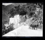 Maisons adossées à la montagne en Sicile (Italie).